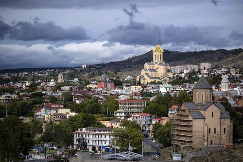 В центре Тбилиси в 22-летнего мужчину выстрелили не меньше девяти раз