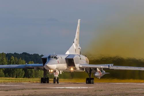Avia.pro: в случае угрозы для сил России ракетоносцы Ту-22М3 могут ударить по кораблям НАТО в Средиземноморье в течение двух часов