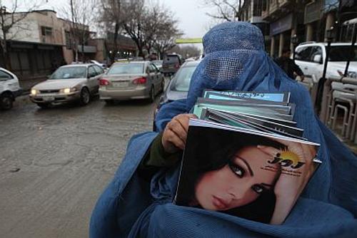 Афганки, проживающие в разных странах, публикуют фото в ярких национальных платьях в знак протеста