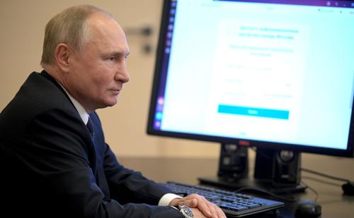 Песков назвал причину неправильной даты на часах Путина в день голосования