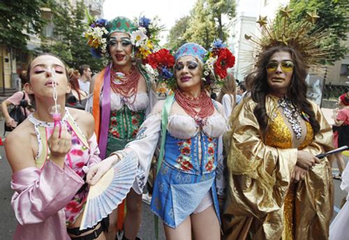Для гей-парада власти Киева выделили спецпоезд, а охраняли его от националистов западные послы  