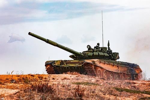 Avia.pro: во время летних учений в Крыму российские танки защищали решетками на случай ударов украинских дронов Bayraktar TB2