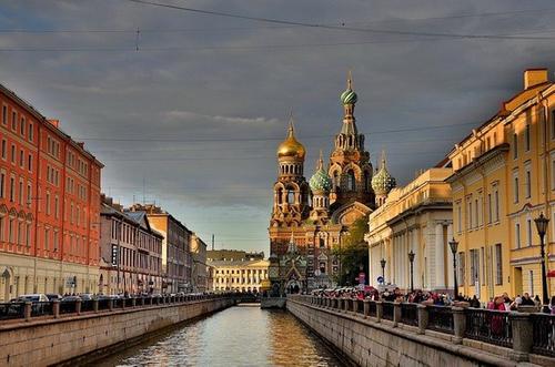 Аналитики назвали самыми популярными направлениями для путешествий по РФ осенью Москву и Петербург