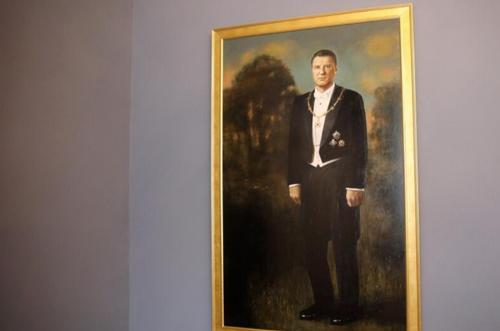 Увидев свой портрет, экс-президент Латвии Раймонд Вейонис «впал» в замешательство