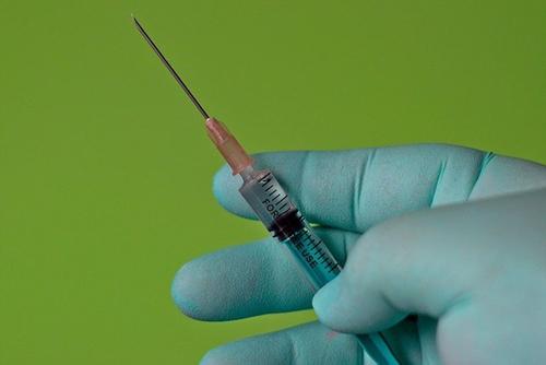 Турецкий врач Куругель заявил, что детям младше года в стране ошибочно вводили вакцины против COVID-19
