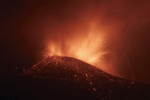 Власти Испании 28 сентября объявят Пальму зоной катастрофического бедствия из-за извержения вулкана