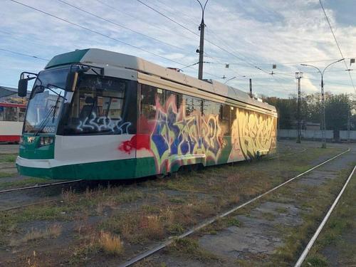 В Челябинске отмыли новый трамвай, изуродованный вандалами