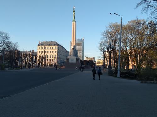 У латвийцев просят денег на освещение памятника Свободы