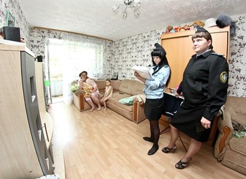 Елена Мизулина планирует изменить процедуру изъятия детей из семьи, на грязь в квартире перестанут обращать внимание