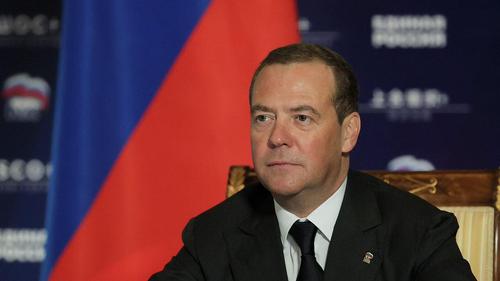 Медведев призвал Россию не реагировать на заявления Запада о выборах: «Собака лает, а караван идёт»