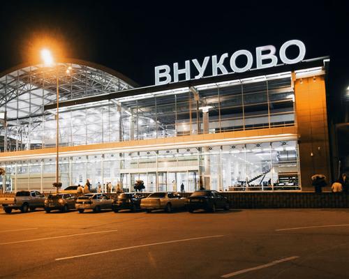 Мужчина забрался под крышу аэропорта Внуково 