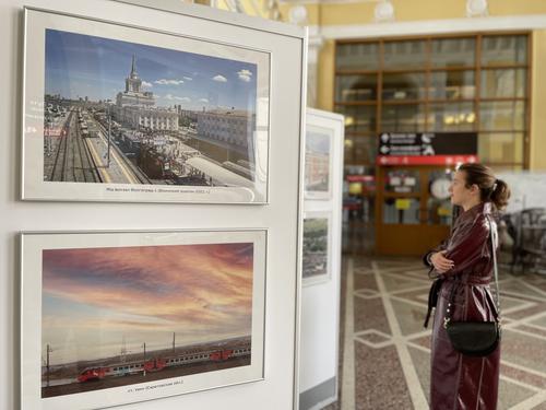 Фотовыставка «ПривЖД с высоты птичьего полета» открылась на железнодорожном вокзале Волгограда