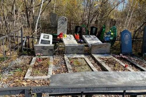 Вандалы разгромили хабаровское кладбище