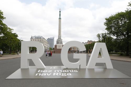 Рига: за неуважение к памятнику Свободы мужчина оштрафован на 1000 евро