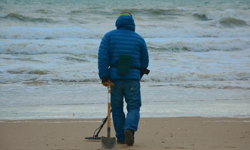 Собираясь на пляж в Крыму, полезно захватить с собой металлоискатель