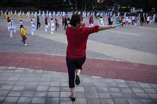 Бабушки в Китае хотят танцевать на улице, но их разгоняют специальными пультами