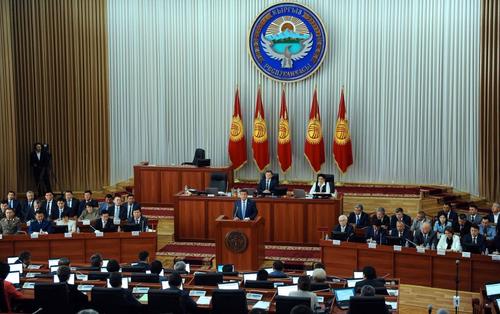 Однофамилец президента Киргизии возглавил третье за год правительство
