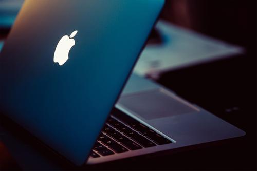 Отсылка к Фриду Кало: Apple представила MacBook с «монобровью»