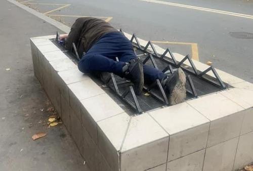 В Москве на решетки вентиляции установили шипы, но бездомные все равно на них спят
