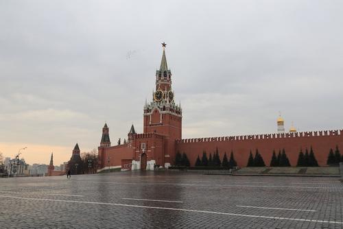 Ураганный ветер сорвал со стен Московского Кремля строительные леса