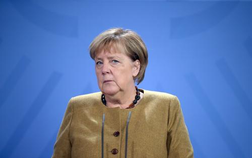 Меркель заявила, что иногда связывала определенные политические сигналы с цветом своей одежды