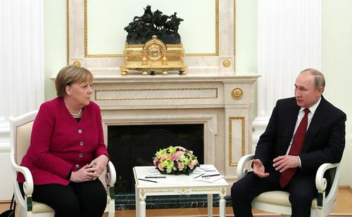 Меркель заявила, что осознала наличие серьезных разногласий с Путиным еще в 2001 году