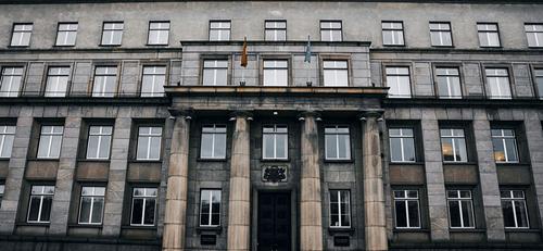 Мужчина пытался поджечь двери Кабинета министров в Латвии