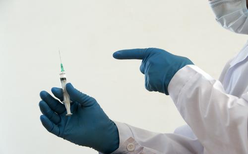 Гинцбург сообщил о незначительных побочных эффектах на вакцину от коронавируса для подростков