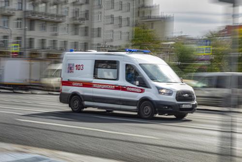 В Москве скорая помощь перевернулась после столкновения с легковой машиной