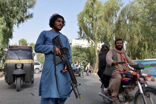 Очевидец сообщил, что талибы открыли стрельбу в очереди у авиакасс в Кабуле