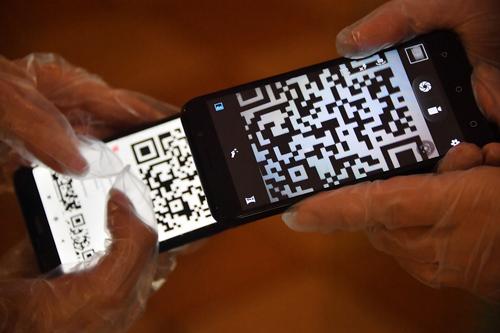 Госдума: полис ОМС можно будет получить в виде штрих-кода на телефоне