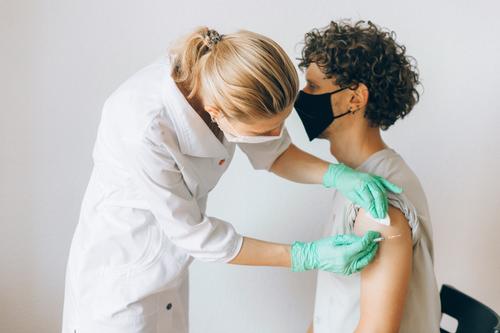 Вирусолог Чумаков предложил ввести принудительную вакцинацию ради спасения людей 