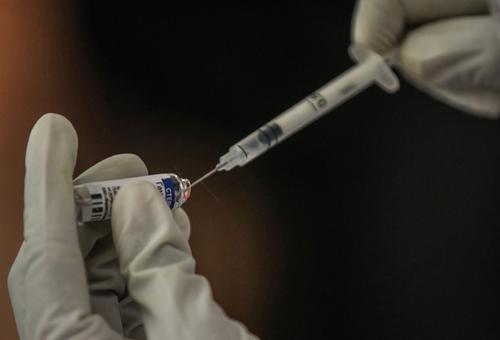 Песков заявил, что решение об обязательной вакцинации на федеральном уровне не принималось