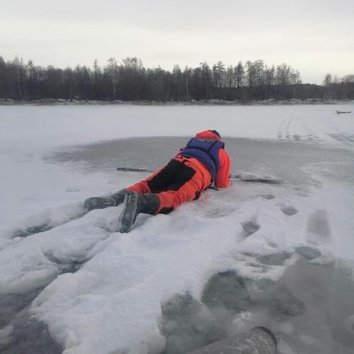 В Челябинской области, несмотря на предупреждения, рыбак вышел на лед и утонул