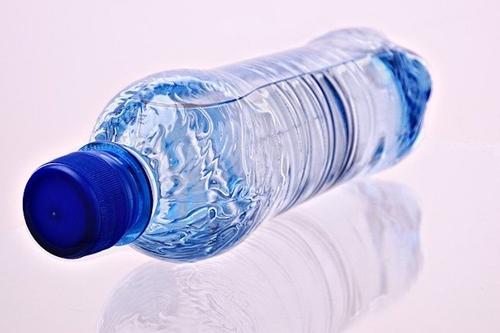 Гендиректор контрольно-испытательного центра питьевой воды Гончар заявил, что хранить жидкость в пластиковых бутылках опасно