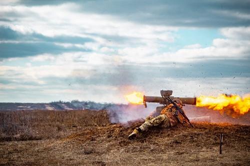 Avia.pro: группа украинских пехотинцев с боем прорвалась через одну из линий обороны ЛНР