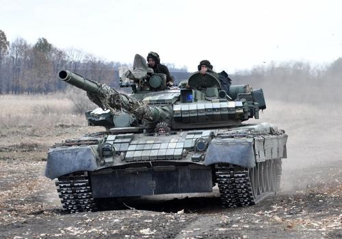 Avia.pro: армия Украины направила в сторону столицы ДНР не менее 25 танков Т-64  