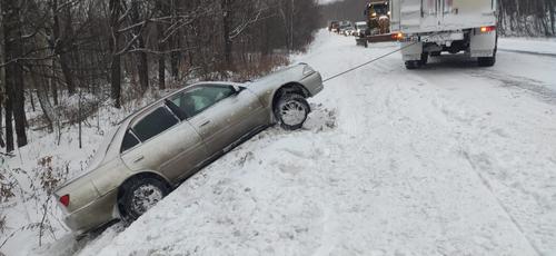 В Хабаровском крае спасатели помогают водителям на занесенных снегом дорогах