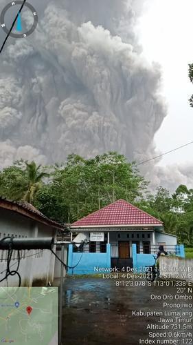 В результате извержения вулкана на острове Ява в Индонезии погибли ещё 12 человек