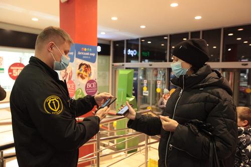 Как охранники проверяют QR-коды у посетителей торговых комплексов