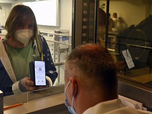 Голикова: сроки QR-кодов в зависимости от категории россиян будут отличаться 