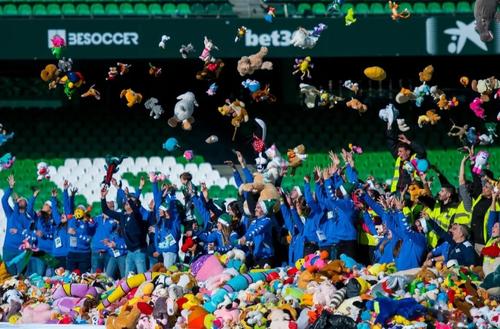 Фанаты «Бетиса» забросали футбольное поле мягкими игрушками