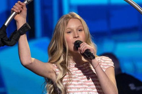 Россиянка Таня Меженцева выступила в финале «Детского Евровидения» под номером семь с песней Mon ami