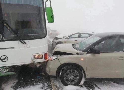 В Нижегородской области при лобовом столкновении ВАЗ-2121 и грузовика погибли три человека