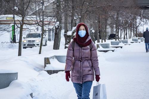Иммунолог Жемчугов сообщил, что носить маску в морозную погоду не имеет смысла 