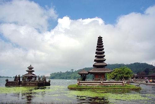 Власти Бали будут высылать туристов за нарушение социальных ограничений в новогодние праздники