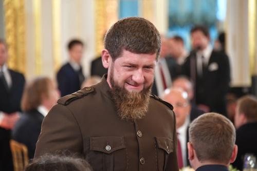 Накануне Нового года Рамзан Кадыров вручил чеченским спортсменам ключи от «Мерседесов» и деньги