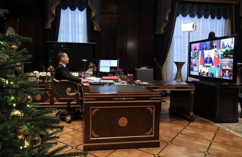 Дмитрий Медведев в новогоднем обращении назвал 2021 год крайне непростым 