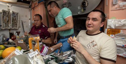 Космонавты Дубров и Шкаплеров нашли возможное место утечки воздуха на МКС