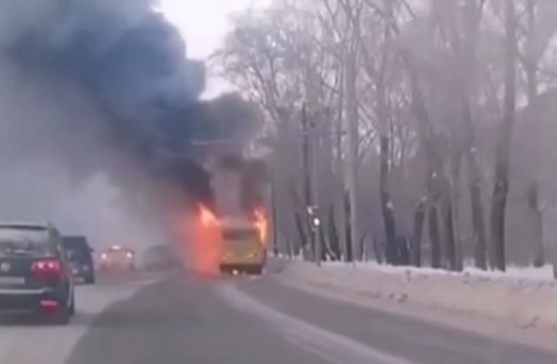В Хабаровске загорелся пассажирский автобус